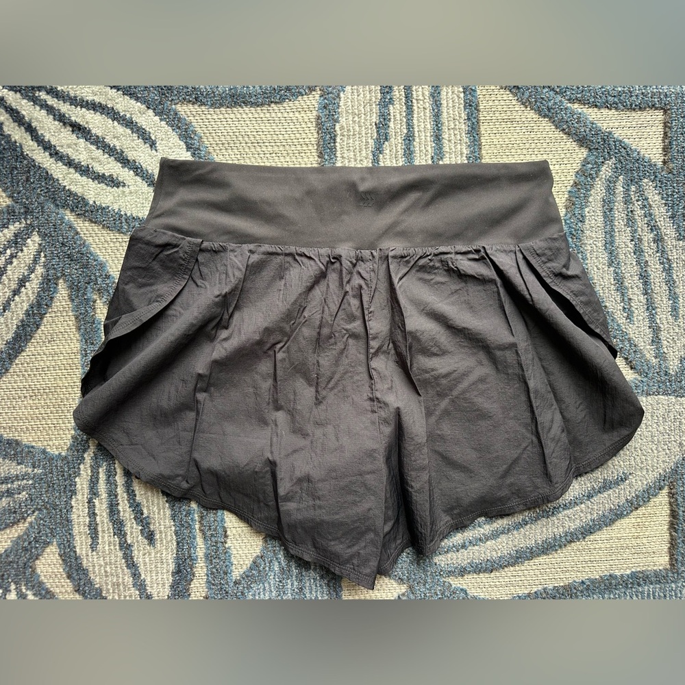 all in motion women’s active light high-rise black flutter run shorts - Picture 3 of 7